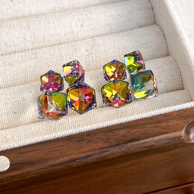 Light Luxury Design Sense Geometric Square Earrings New Temperament Three-dimensional Diamond Square Sugar Crystal Earrings