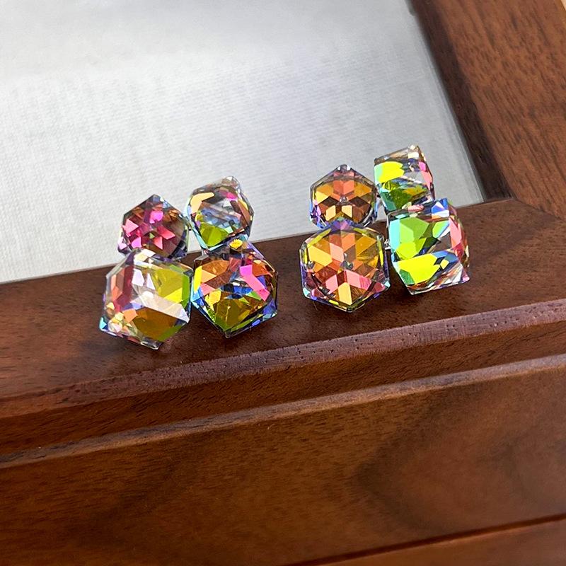 Light Luxury Design Sense Geometric Square Earrings New Temperament Three-dimensional Diamond Square Sugar Crystal Earrings