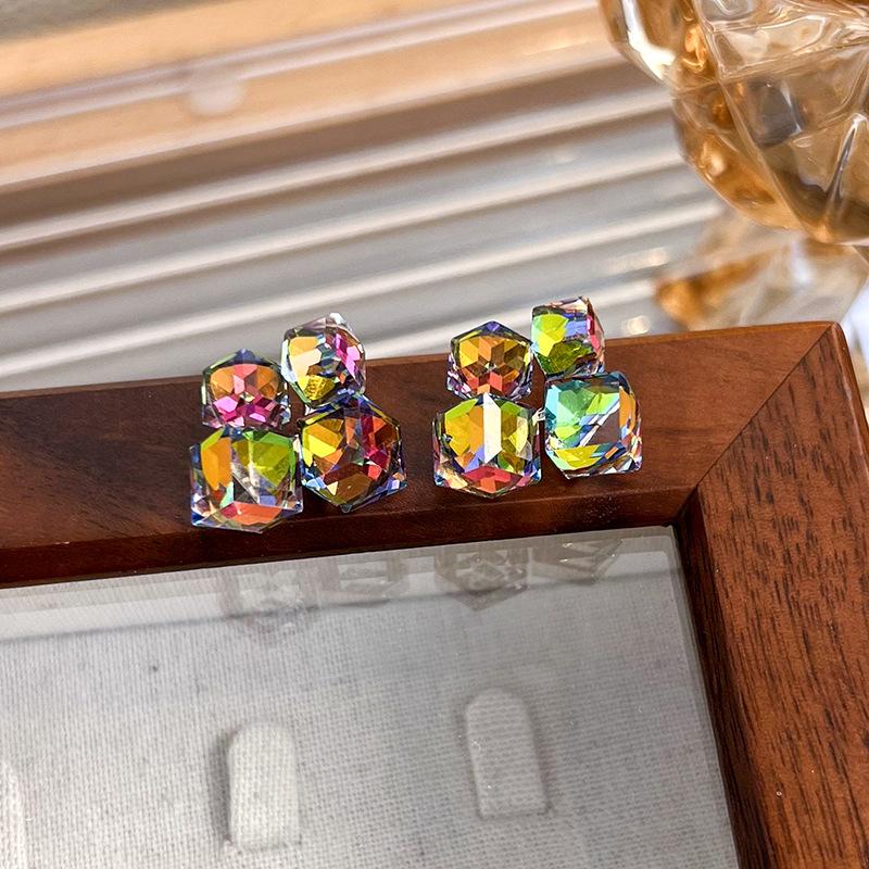 Light Luxury Design Sense Geometric Square Earrings New Temperament Three-dimensional Diamond Square Sugar Crystal Earrings