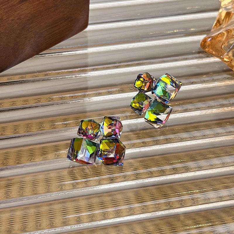 Light Luxury Design Sense Geometric Square Earrings New Temperament Three-dimensional Diamond Square Sugar Crystal Earrings